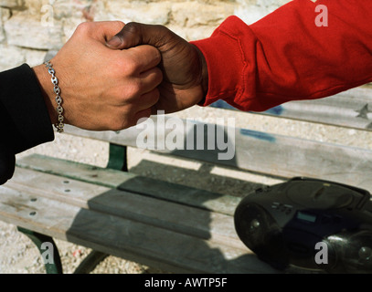 Zwei Männer geben Händedruck, close-up Stockfoto
