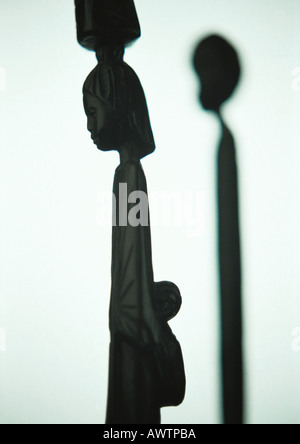 Afrikanische Skulptur Frau mit Glas auf Kopf Stockfoto