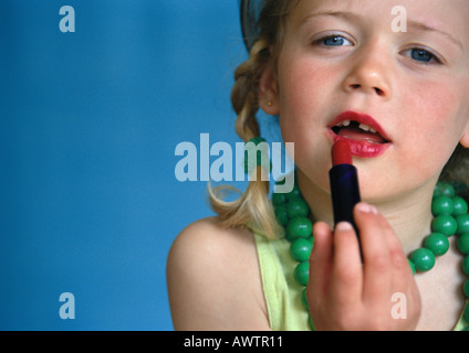 Kleines Mädchen Lippenstift, Nahaufnahme Stockfoto