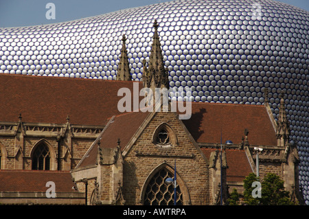 St. Marks Church, Bull Ring Birmingham mit dem Aluminium Außenverkleidung von Selfridges-Kaufhaus im Hintergrund Stockfoto