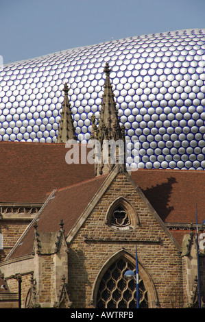 St. Marks Church, Bull Ring Birmingham mit dem Aluminium Außenverkleidung von Selfridges-Kaufhaus im Hintergrund Stockfoto