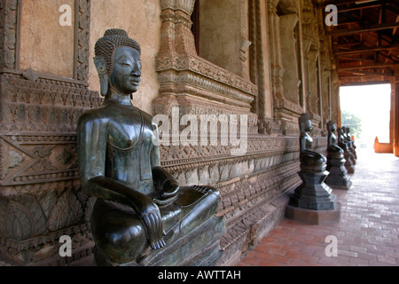 Laos Vientiane Wat Haw Pha Kaew Bronze Buddhas im Kreuzgang Stockfoto