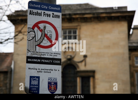 Alkohol-freie Zone-Zeichen im Stadtzentrum von Oxford Stockfoto