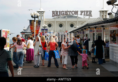 Urlauber am Pier von Brighton, Brighton, Sussex Süd Küste England Stockfoto