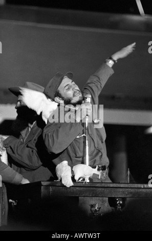 Kuba. Fidel Castro macht Siegesrede in Havanna die Nacht der Revolution, 8. Januar 1959, mit weißen Tauben des Friedens. Stockfoto