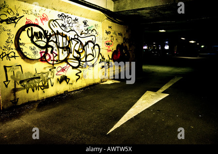 Graffiti - eine dunkle einschüchternd Tiefgarage mit Graffiti an den Wänden. Stockfoto