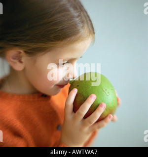 Mädchen riechen, Früchte, Kopf und Schultern, close-up Stockfoto