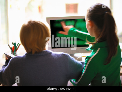 Jungen und Mädchen mit Computer zusammen, Rückansicht Stockfoto