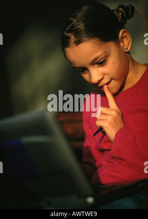 Junges Mädchen blickte auf Computer, Nahaufnahme Stockfoto