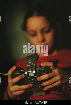 Kind spielt Video-Spiel, verschwommen, Nahaufnahme Stockfoto