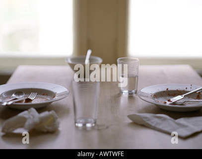 Tabelle mit schmutzigem Geschirr Stockfoto