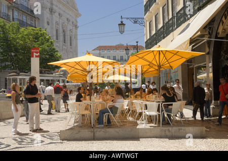 Portugal Lissabon, das Stadtviertel Bairro Alto, die Brasileira Street Café von der Praça Luis De Camões Stockfoto