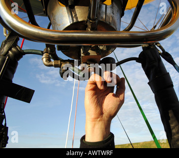 Propan-Brenner auf einem Heißluftballon schießen Stockfoto