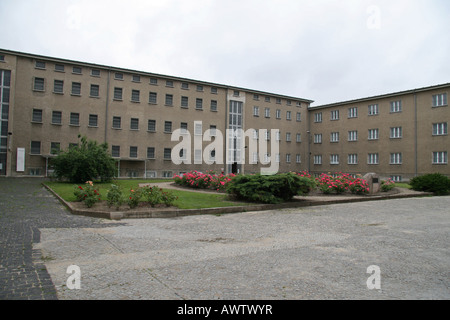 Der Zelle Flügel, Verhör Flügel und Memorial Stein in der ehemaligen kalten Krieges Stasi-Gefängnis Hohenschönhausen, Berlin. Stockfoto