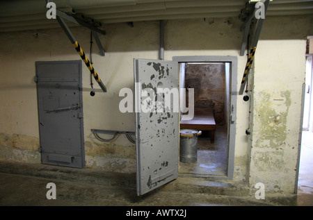 Eine Gefängniszelle im U-Boot (Unterseeboot) Keller in der ehemaligen kalten Krieges Stasi-Gefängnis Hohenschönhausen, Berlin. Stockfoto