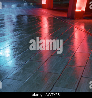 Auf nassen Fliesen reflektierte Licht Stockfoto