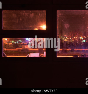 Stadtstraße, gesehen durch Fenster in der Nacht, erhöht, Ansicht