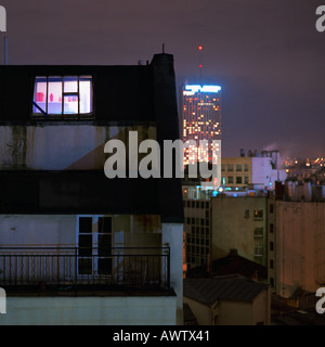 Außenansicht des Dachgeschoss-Wohnung nachts beleuchtet Stockfoto