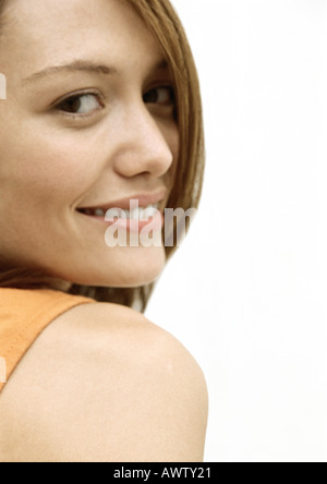 Frau lächelt in die Kamera über die Schulter, in der Nähe Porträt Stockfoto