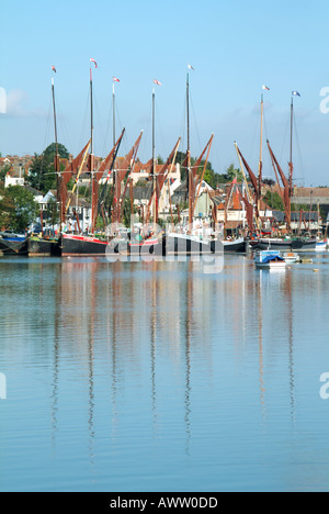 River Blackwater Reflexion blauen Himmel Landschaft der alten historischen Themse Segeln Barge Masten auf ruhigem Wasser in Hythe Quay Maldon Essex England UK Stockfoto