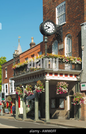 Historisches Maldon Moot Hall Gebäude im Stadtzentrum mit Sommer hängenden Blumenkörben und große Uhr Essex England UK Stockfoto