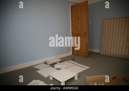 Flachgehäuse Möbel verstreut auf dem Boden warten auf Montage Stockfoto