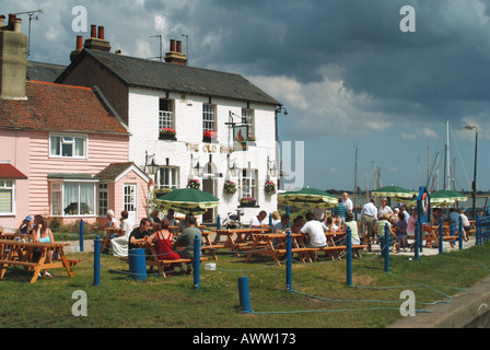 Heybridge Basin das alte Schiff Gasthaus am Ufer des Flusses Blackwater Leute an der Wasserseite Tische im Freien in der Nähe von Maldon Essex England Großbritannien Stockfoto