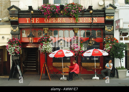 Covent Garden Opera Wirt dekoriert mit Sommer hängende Blüte Körbe Gartentische und Sonnenblenden Stockfoto