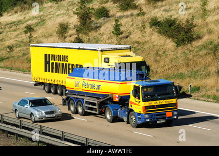 M25 Autobahn Abbildung von drei Lane überholen von LKW und PKW auf Steigung Stockfoto