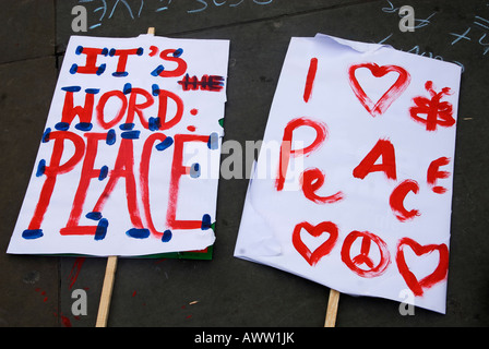 Demonstration anlässlich 5 Jahre des Krieges in Iraq.Peace Nachrichten geschrieben auf Plakaten auf dem Trafalgar Square Stockfoto