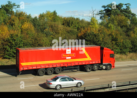 M25-Autobahnreifen verschleißsparend erhöhte Economy-Achse bei LKW-Lkw von Royal Mail Stockfoto