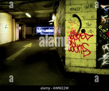 Graffiti - eine dunkle einschüchternd Tiefgarage mit Graffiti an den Wänden. Stockfoto