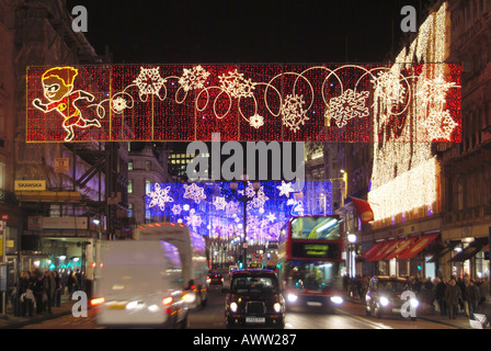 London-Regent Street Hamley Toy Store und Nacht Zeit Verkehr verwischen mit beleuchteten Weihnachtsschmuck Stockfoto