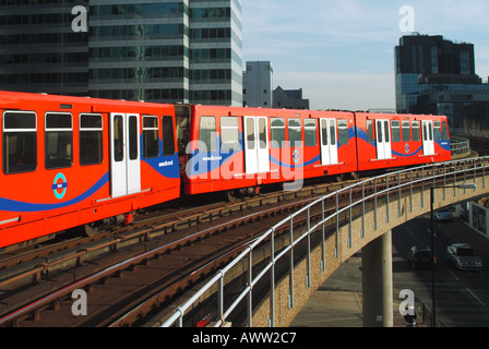 London Docklands Light Railway trainieren auf über Ebene Straßenabschnitt 2005 Farbgebung ausgeführt Stockfoto