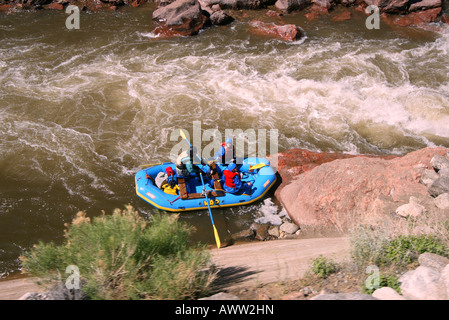 River Rafter machen Sie eine Pause auf dem Arkansas River fließt es durch die Royal Gorge of Colorado Stockfoto