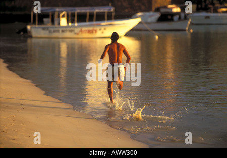 Mann läuft am Strand auf Mauritius, Grand Baie Stockfoto