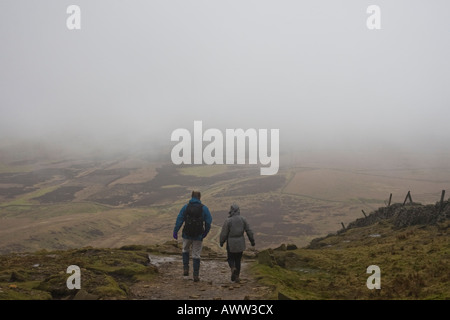 Wanderer im Nebel auf der Pennine Way als es kreuzt Pen-y-Gent in Yorkshire Dales Stockfoto