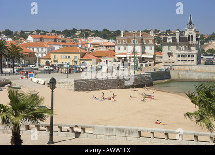 Portugal Lissabon Küste Cascais die zentrale Praia da Ribeira de Cascais Beach und dem Palácio Seixas Stockfoto