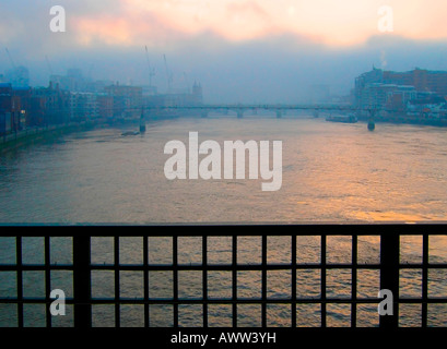 Am frühen Morgen nebligen Blick von Blackfriars Station, 2008, London, England, Großbritannien Stockfoto