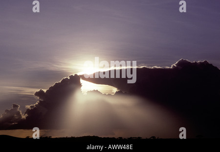 Dramatische Wolken und Sonnenschein über Amboseli Nationalpark Kenia in Ostafrika Stockfoto