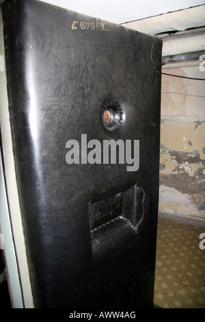 Die Tür zu einer Gummizelle in der Zelle-Flügel der ehemaligen kalten Krieges Stasi-Gefängnis Hohenschönhausen, Berlin. Stockfoto