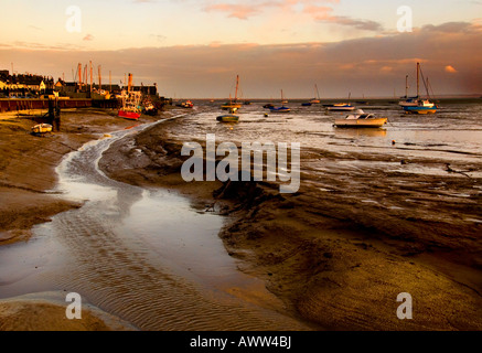 Leigh-on-Sea - Boote bei Ebbe günstig wie die Sonne über der historischen Altstadt Leigh auf die Mündung der Themse, Essex, Großbritannien setzt. Stockfoto