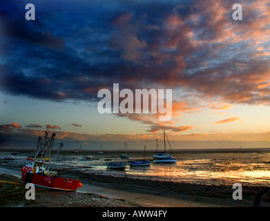 Sonnenuntergang bei Leigh-on-Sea Essex - Boote bei Ebbe günstig wie die Sonne über Leigh-on-Sea auf der Thames Estuary, Essex, Großbritannien setzt. Stockfoto