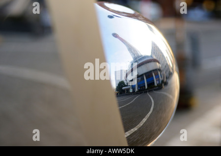 Eine Reflexion des Marineturms, Yokohama JP Stockfoto