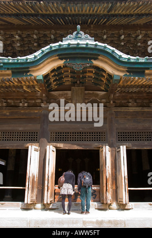 Paar Köpfe beugen und ein Gebet am Butsuden der Buddha-Halle in Kenchoji ein Zen-buddhistischen Tempel in Kamakura, Japan Stockfoto