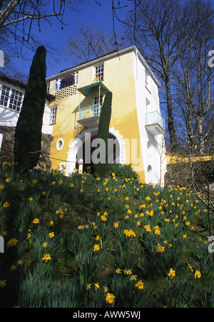 Torhaus und Narzissen Portmeirion Gwynedd Wales UK Stockfoto