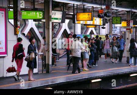 Menschen warten auf Züge, JR Yamanote Linie u-Bahn Tokio Japan Stockfoto