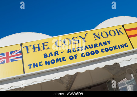 Torremolinos Costa del Sol Spanien La Carihuela The Cosy Nook unterzeichnen am Paseo maritimo Stockfoto