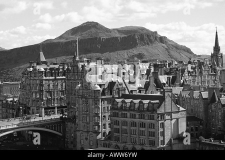 schwarz-weiß Blick auf die Stadt vom Scott Monument bis Salisbury Crags Edinburgh Schottland uk gb Stockfoto