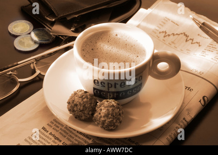 Tasse Kaffee auf Zeitung Stockfoto